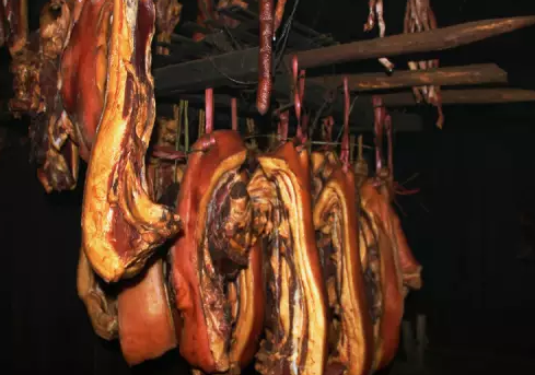 云陽熏臘肉濃濃白煙很香，很好<div   id=