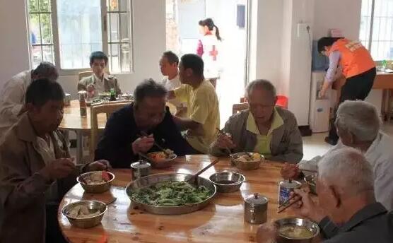 他自建”開心食堂“，為6個鄰村的老人免費供飯！